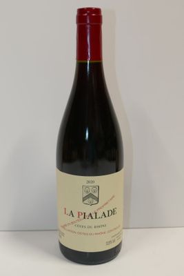 une bouteille de vin posée sur une table