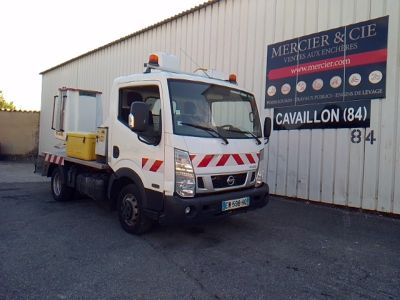 a truck that is parked in front of a building