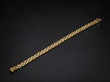 un bracelet en or sur fond noir