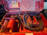 une boîte à outils rouge avec des outils sur une table