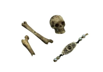 lot comprenant une tête de mort miniature en os joint femurs…