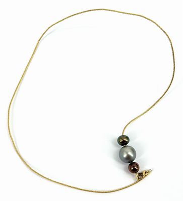 Le collier est orné de deux perles et d'une chaîne en or.