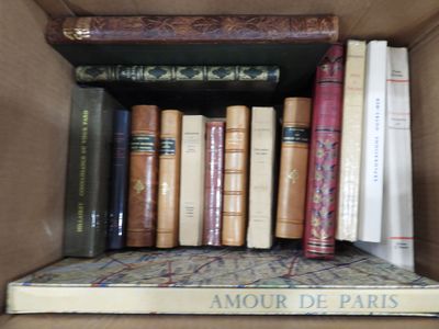 de nombreux livres rangés dans une boîte sur l'étagère