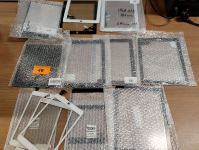 une table sur laquelle se trouvent de nombreux objets différents