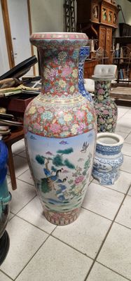 de nombreux vases posés par terre dans une pièce