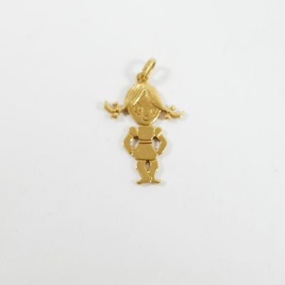 un pendentif en or représentant une petite fille tenant une batte de baseball