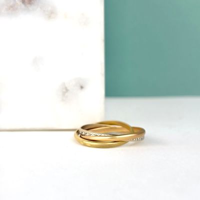 deux bagues posées sur une table
