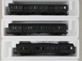 quatre wagons en noir et blanc posés sur une étagère blanche