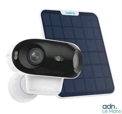 un gros plan sur un appareil photo et un panneau solaire fixés à un mur