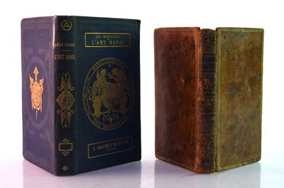 deux vieux livres posés l'un à côté de l'autre sur une surface blanche