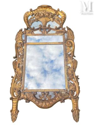 un miroir accroché au mur