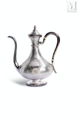 cafetière plaquée argent avec une poignée et une anse, sur fond blanc