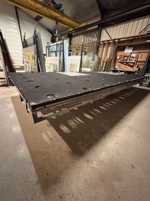 une grande table en métal au milieu d'une pièce