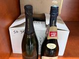 deux bouteilles de vin posées sur une table, à côté d'une boîte