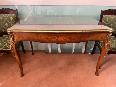 une table et des chaises dans une pièce avec un plateau en verre