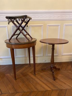 une paire de tables d'appoint anciennes posées sur un parquet à motif en chevrons