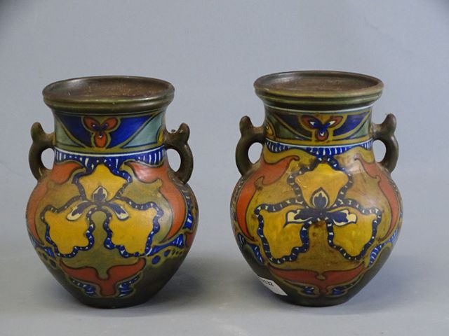 GOUDA - Hollande. Paire de vases en faïence à anses détachées à d...