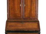 une image représentant un bureau en bois muni de tiroirs et d'une armoire