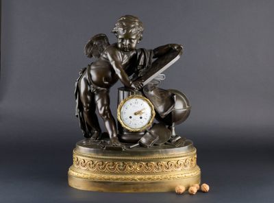 une statue représentant un garçon avec une horloge posée sur une table