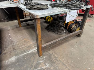 une table sur laquelle sont posés tout un tas de fils