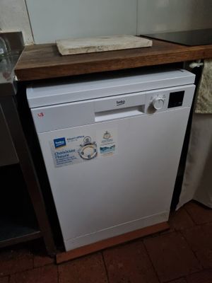 un lave-vaisselle blanc posé dans un coin de la cuisine