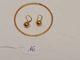 une paire de boucles d'oreilles en or et un créole en or