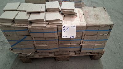 une pile de cartons posée sur une palette, avec une étiquette de prix dessus