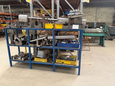 une photo d'une machine qui se trouve dans un entrepôt
