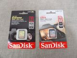 Deux cartes SD SanDisk sont posées l'une à côté de l'autre sur une table