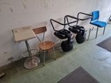 trois chaises et deux tabourets dans une pièce avec un mur