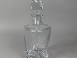 carafe en verre transparent ornée d'un oiseau sur le goulot
