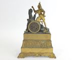 une horloge posée sur une table