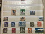 une photo d'une photo d'une collection de timbres exposée