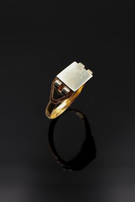 une image représentant une bague en or avec une pierre rectangulaire au centre
