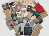 plusieurs livres empilés les uns sur les autres