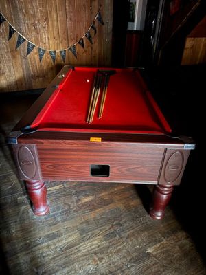 une table de billard recouverte d'un tapis rouge