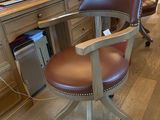 un bureau avec une chaise et un ordinateur dessus