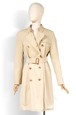 un trench-coat beige sur un mannequin, devant un fond blanc