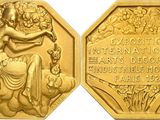 Gros plan sur une pièce d'or ornée d'une statue