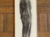 une image représentant le dessin d'une femme debout sur un plancher en bois