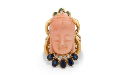 un gros plan sur une bague ornée du visage d'une femme