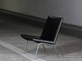 a black chair that is sitting in the middle of a room