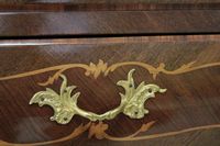 Commode galbée en bois de placage à décor marqueté de motifs… (photo 6)