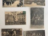 plusieurs vieilles photos en noir et blanc montrant des personnes devant un bâtiment