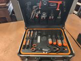 une trousse à outils dans la mallette posée sur la table