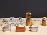 de nombreux flacons de parfum de toutes sortes posés sur une table