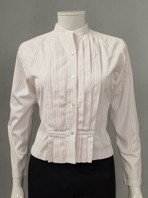 une chemise blanche à rayures roses pour femme, présentée sur un mannequin, un mannequin, un mannequin, un mannequin, un mannequin, un mannequin, un mannequin