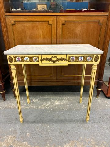 Petite table console de style Louis XVI en bois rechampi blanc à 