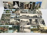 un grand nombre de cartes postales anciennes qui se trouvent sur la table