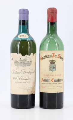 deux bouteilles de vin posées l'une à côté de l'autre sur une surface blanche